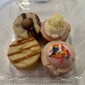 The Cheesecake Girl - Buckeye, wedding cake, strawberry, and cookie butter cheesecake minis - Desserts Near Me - Columbus, Ohio