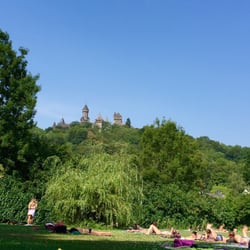 Schwimmbad - Toller Blick von der Liegewiese auf das Braunfelser Schloß