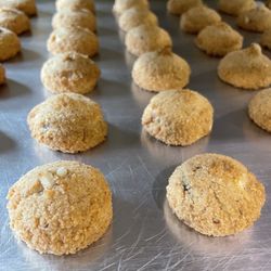 GluteNull - Almond Cookies - Fresh out of oven. Low Carb / Keto. Plant Based and Gluten Free. Made with Almond flour and Organic Coconut Oil.