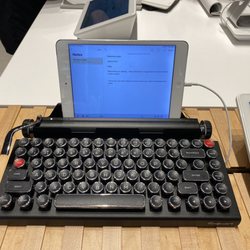 b8ta Boston Seaport - Super cool keyboard