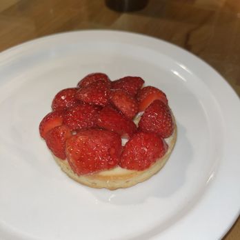 Café Croissant - Strawberry Tart - Bakeries Near Me - Miami, Florida