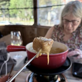 Gondolezza - Fondue - Fondue Near Me - Pontresina, GR Gondolezza - Fondue - Fondue Near Me - Pontresina, GR