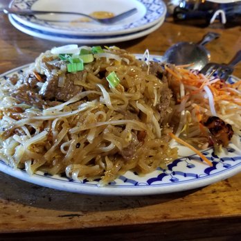Thai Ginger - Redmond - You can sort of see the ambiance clash I mention in the review - white sunlight left, warm light right - Thai Near Me - Redmond, Washington