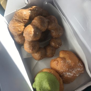 Liliha Bakery - Cream puffs and poi donut - Bakeries Near Me - Honolulu, Hawaii