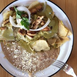 Natural Corner - Chilaquiles verdes con pollo y frijolitos refritos.