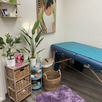 Central Aesthetics - Jamie's room! The table and it always smells so good in here! - Aestheticians Near Me - Fresno, California Central Aesthetics - Jamie's room! The table and it always smells so good in here! - Aestheticians Near Me - Fresno, California
