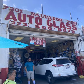 Salvador's Auto Glass - Fixing the windows switch control. - Auto Glass Services Near Me - Los Angeles, California Salvador's Auto Glass - Fixing the windows switch control. - Auto Glass Services Near Me - Los Angeles, California