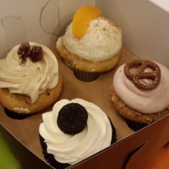 Molly's Cupcakes - Desserts Near Me - Chicago, Illinois