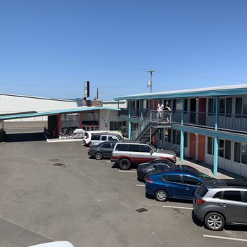 Atomic Motel - Motel exterior and parking lot - Hotels Near Me - Astoria, Oregon