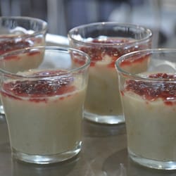 Tapasté - Postre casero: arroz con leche de coco y mermelada casera de grosellas rojas, vegano y sin gluten.