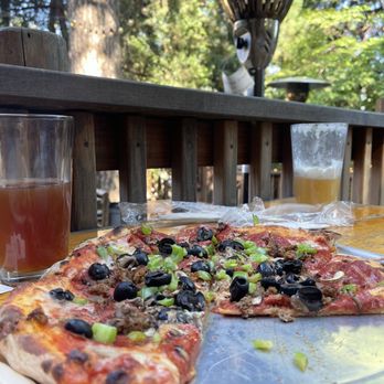 LouEddie's Pizza - Pizza Near Me - Skyforest, California