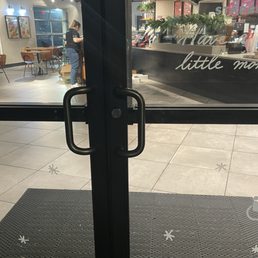Locked doors 4 minutes before closing