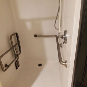 Star Inn - Wheel chair accessible shower - Hotels Near Me - Costa Mesa, California Star Inn - Wheel chair accessible shower - Hotels Near Me - Costa Mesa, California