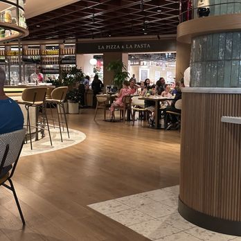 La Pizza & La Pasta - Inside Vibe - Italian Near Me - Toronto, Ontario