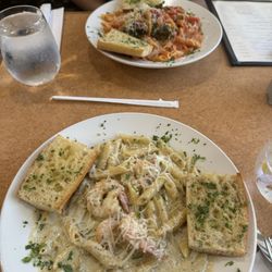 La Pergola Ristorante - Pasta and garlic bread