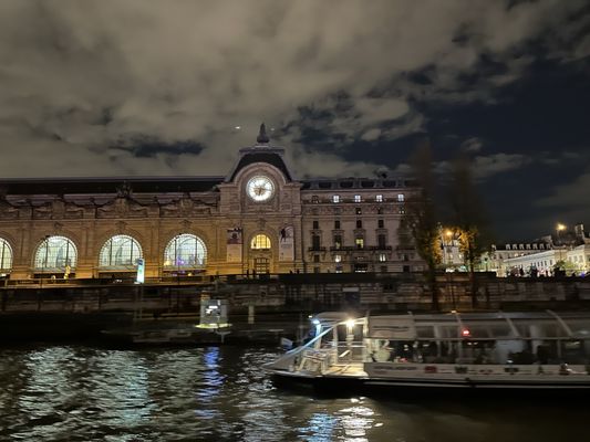 Bateaux Parisiens by null