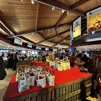 Lyman Orchards - Interior - Fruits & Veggies Near Me - Middlefield, Connecticut