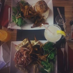 Café du Port - Burger maison et camembert delicieux !