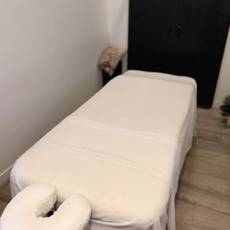 Clean white sheets. Very simple!! Clean white sheets. Very simple!!