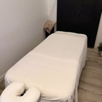 Marina Massage - Clean white sheets. Very simple!! - Massage Therapy Near Me - Marina del Rey, California Marina Massage - Clean white sheets. Very simple!! - Massage Therapy Near Me - Marina del Rey, California