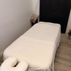 Marina Massage - Clean white sheets. Very simple!!