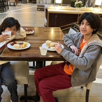 Embassy Suites by Hilton Cincinnati RiverCenter - Breakfast - Hotels Near Me - Covington, Kentucky