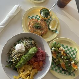 We got the potatoes, avocado egg toast and a build your own bowl, they gave us a passion fruit pie that was amazing! We got the potatoes, avocado egg toast and a build your own bowl, they gave us a passion fruit pie that was amazing!