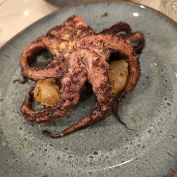 Cantinho da Vila - Octopus over potatoes and sprouts - Tabernas Near Me - Sintra, 11 Cantinho da Vila - Octopus over potatoes and sprouts - Tabernas Near Me - Sintra, 11