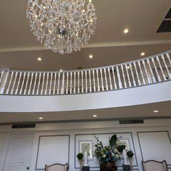 Waikiki Leia - Beautiful chandelier in foyer - Wedding Chapels Near Me - Honolulu, Hawaii Waikiki Leia - Beautiful chandelier in foyer - Wedding Chapels Near Me - Honolulu, Hawaii