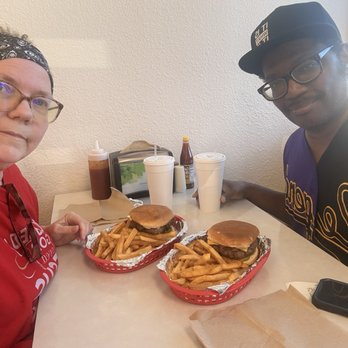 Giant Burger - Burgers Near Me - Rhome, Texas