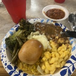 Trotters Restaurant - Buffet plate with sweet tea. Yum!