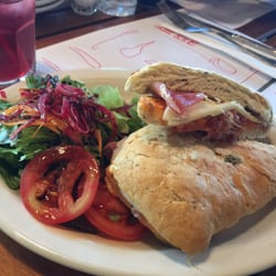 Pastelería Elizondo - Satelite - Chapata de queso Gruyere y jamón serrano con ensalada