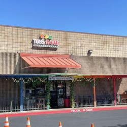 TUTTI FRUTTI FROZEN YOGURT - Lakeport - Just look how cute it is! The owner built the overhang himself!
