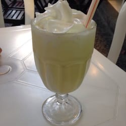 Sorveteria Salada - Milk Shake de sorvete de queijo com cobertura de leite condensado e chantilly