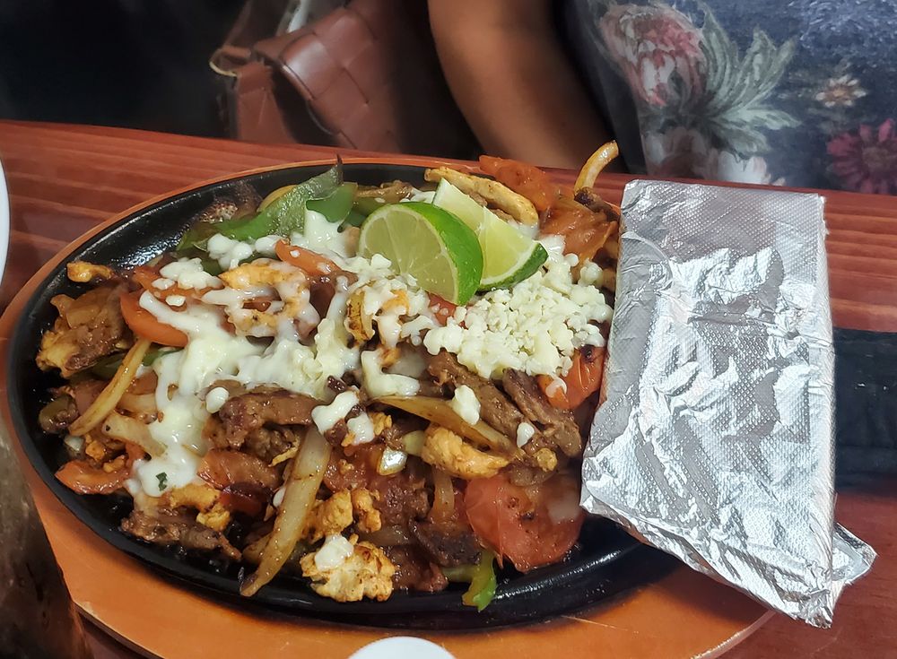Alex's Tacos and Wings — Mexican restaurant in Lewisburg