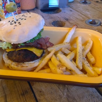 La Esquina Ruda - La Canadiense - Burgers Near Me - León, GUA La Esquina Ruda - La Canadiense - Burgers Near Me - León, GUA