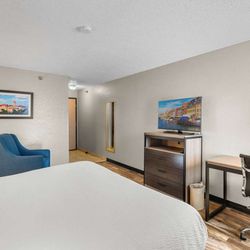 Baymont by Wyndham Lawrence - Guest room