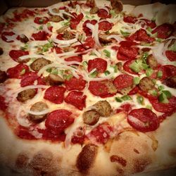 Italy's Pizzeria - The big 18"