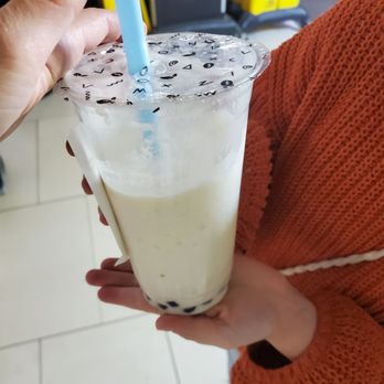 Bobaloompia - a person holding a drink in a plastic cup - Bubble Tea Near Me - Tyler, Texas