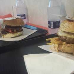 7even Fusion Food - A "Sicilian hamburger" (center) surrounded by two "La Bestia" (left and right)