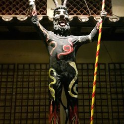 Cal Dimoni - Diese statue steht am Eingang.