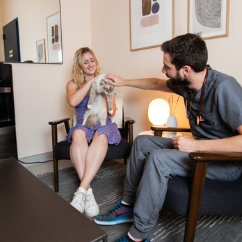 Bond Vet - Upper East Side at 62nd Street - Dr. Bloomfield greeting clients in the parents lounge - Veterinarians Near Me - Manhattan, New York