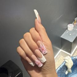 Deluxe Nails And Spa