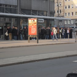 Compustore - Eine Menschenschlange wartet auf den Verkaufsbeginn des iPad 2 um 17 Uhr