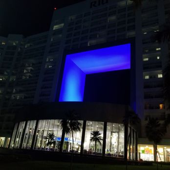 Riu Palace Peninsula - Night time view of the resort. - Hotels Near Me - Cancún, ROO