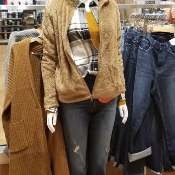 Uniqlo - One of the mannequin's in the store (not a combo I would wear though) 8.31.18 - Women's Clothing Near Me - North Bethesda, Maryland Uniqlo - One of the mannequin's in the store (not a combo I would wear though) 8.31.18 - Women's Clothing Near Me - North Bethesda, Maryland