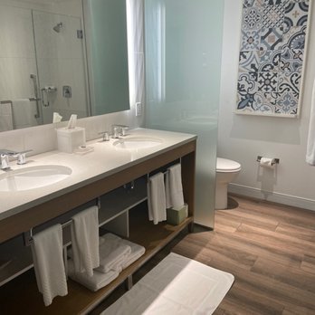 Hilton Miami Dadeland - Bathroom - Hotels Near Me - Miami, Florida Hilton Miami Dadeland - Bathroom - Hotels Near Me - Miami, Florida