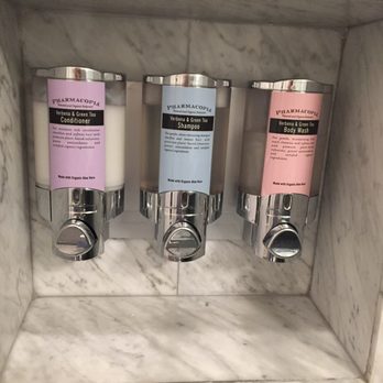 Franklin Guesthouse - Shampoo etc in dispensers rather than tiny bottles - Hotels Near Me - Brooklyn, New York