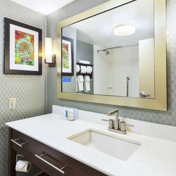 Hampton Inn Clinton - Guest room bath - Hotels Near Me - Clinton, New Jersey