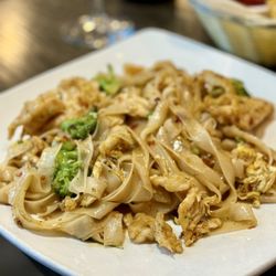 Saki Asian Restaurant - Drunken noodles with Chicken